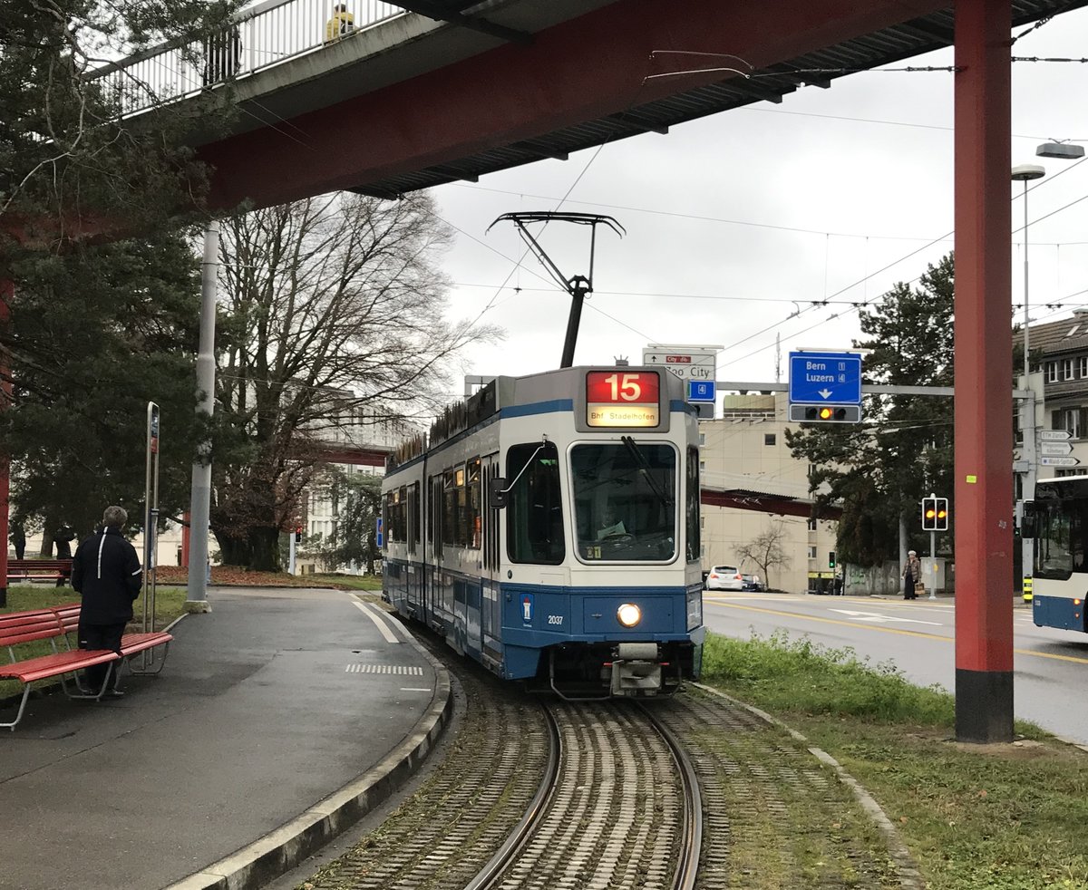 Linie 15 Wagennummer 2037  Oberstrass  an der Endhaltestelle Bucheggplatz. Dieser Wagen fährt sehr selten auf der Linie 15. Datum: 13. 12. 2020
