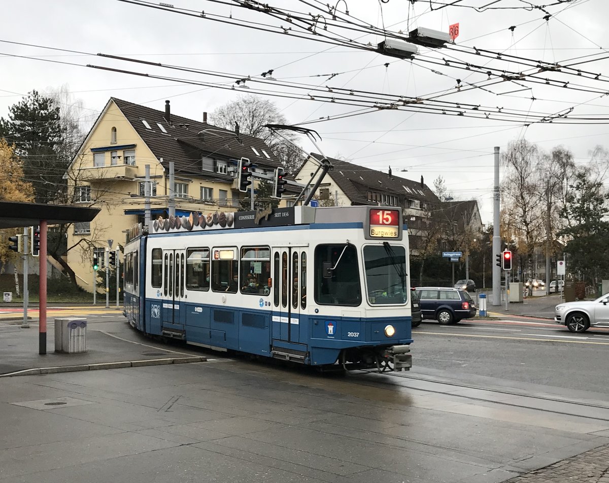 Linie 15 Wagennummer 2037  Oberstrass  fährt in die Schleife Bucheggplatz. Datum: 13. 12. 2020