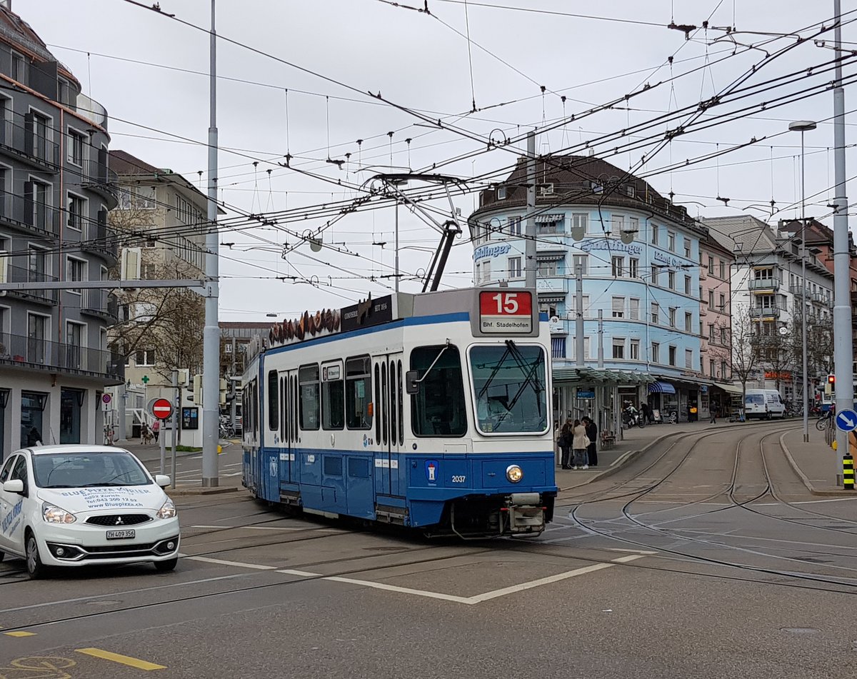 Linie 15 Wagennummer 2037  Oberstrass  beim Schaffhauserplatz. Datum: 9. 4  2021
