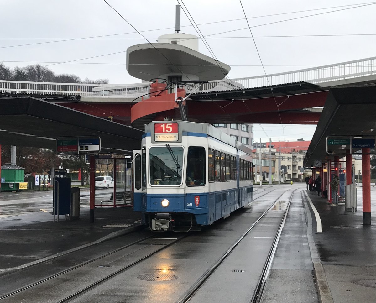 Linie 15 Wagennummer 2038 „Witikon“ beim Bucheggplatz. Datum: 5. 12. 2020