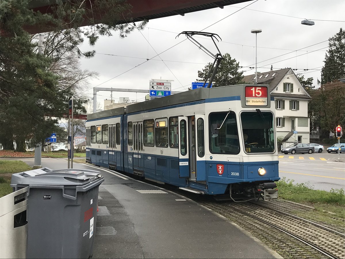 Linie 15 Wagennummer 2038  Witikon  an der Endhaltestelle Bucheggplatz. Datum: 10. 12. 2020