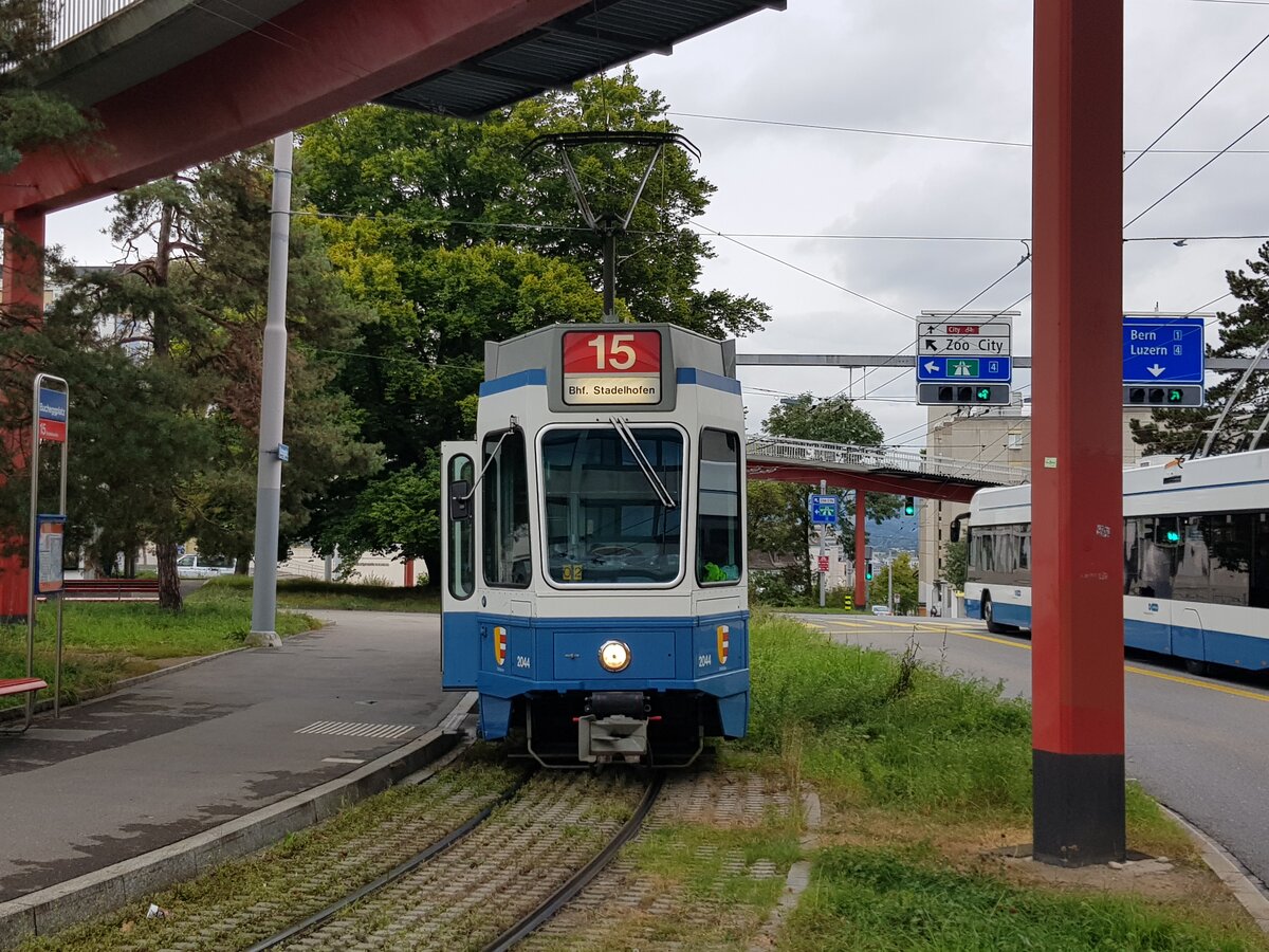 Linie 15 Wagennummer 2044  Wollishofen  an der Endhaltestelle Bucheggplatz. Datum: 24. 9. 2021