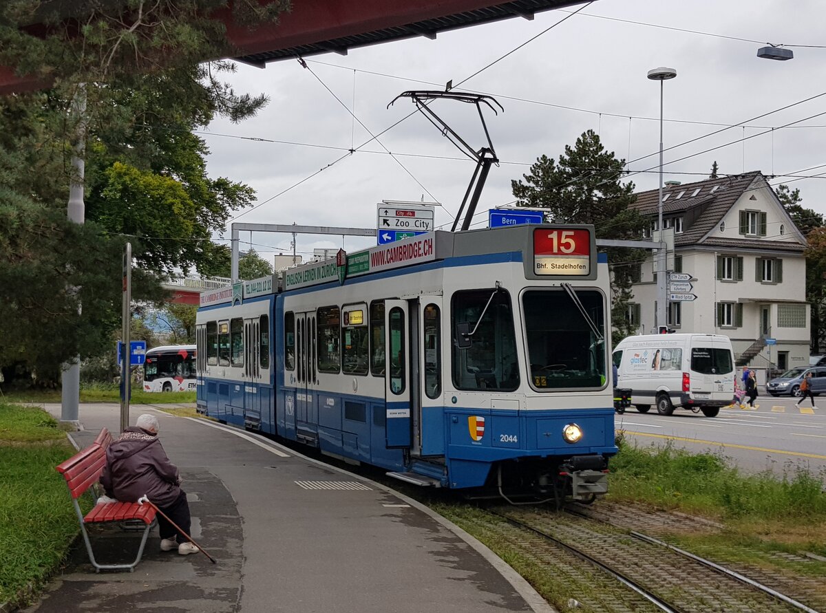 Linie 15 Wagennummer 2044  Wollishofen  an der Endhaltestelle Bucheggplatz. Datum: 24. 9. 2021