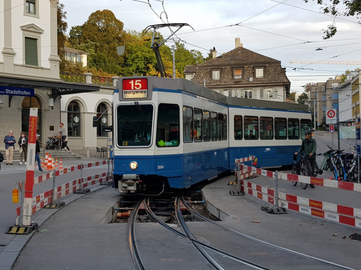Linie 15 Wagennummer 2054 beim Bahnhof Stadelhofen. Datum: 2. 10. 2021