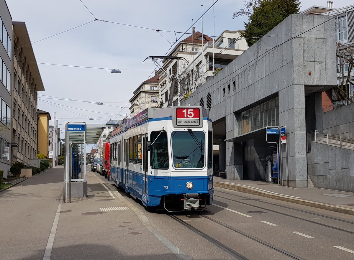 Linie 15 Wagennummer 2058 an der Haltestelle Haldenegg. Datum: 9. 4. 2021