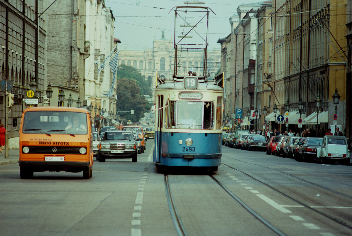 Linie 19 der Münchener Straßenbahn neben dem Nationaltheater, Sommer 1984