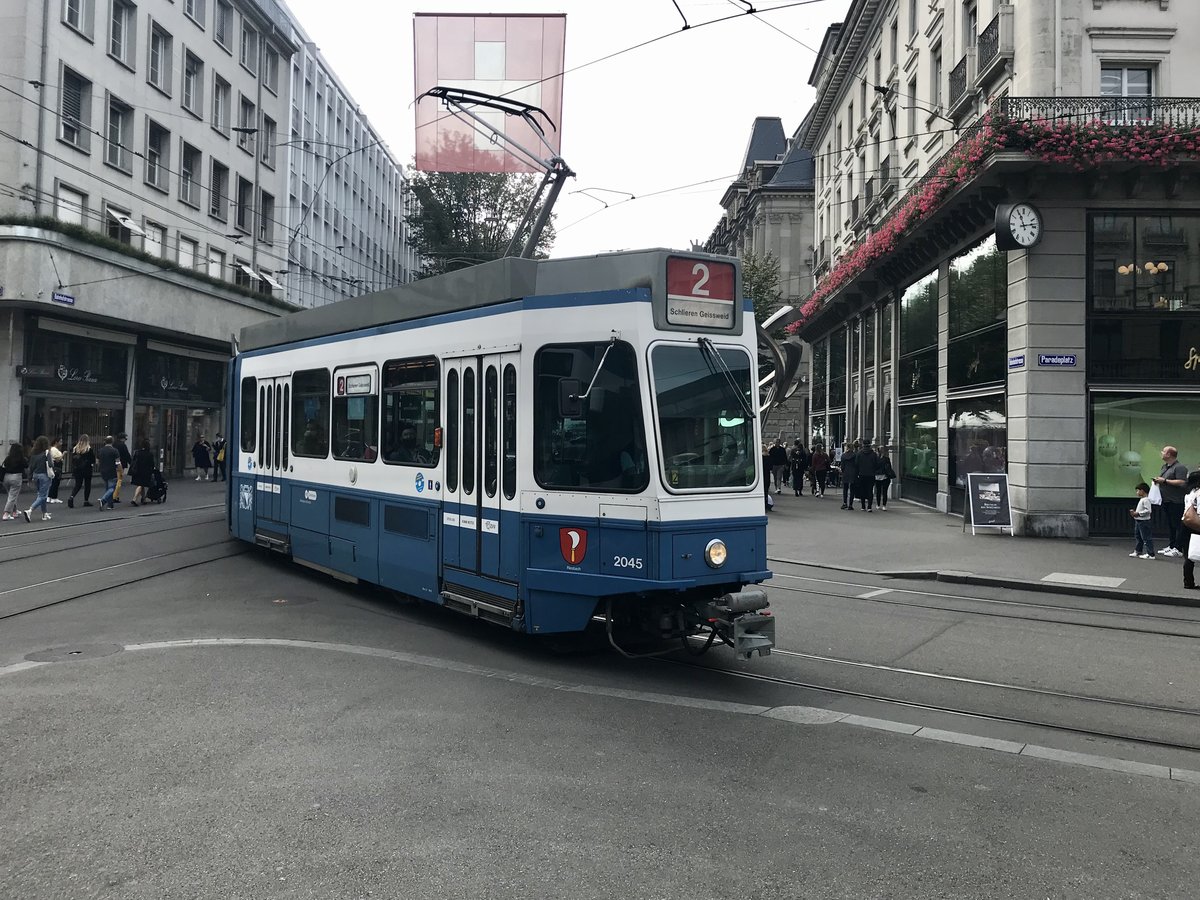 Linie 2 2045  Riesbach  am Paradeplatz. Datum: 19. 9. 2020
