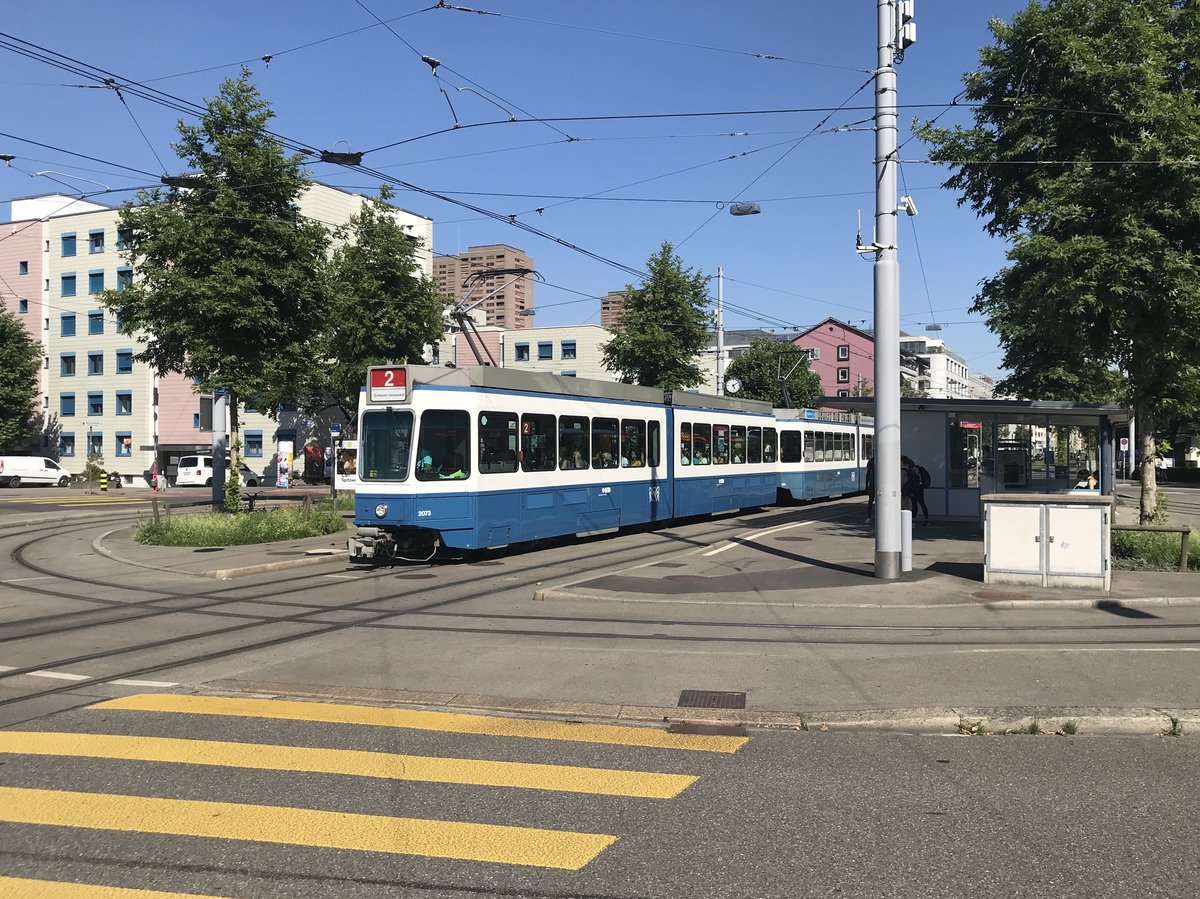 Linie 2 2073 beim Letzigrund. Datum: 24. 6. 2020