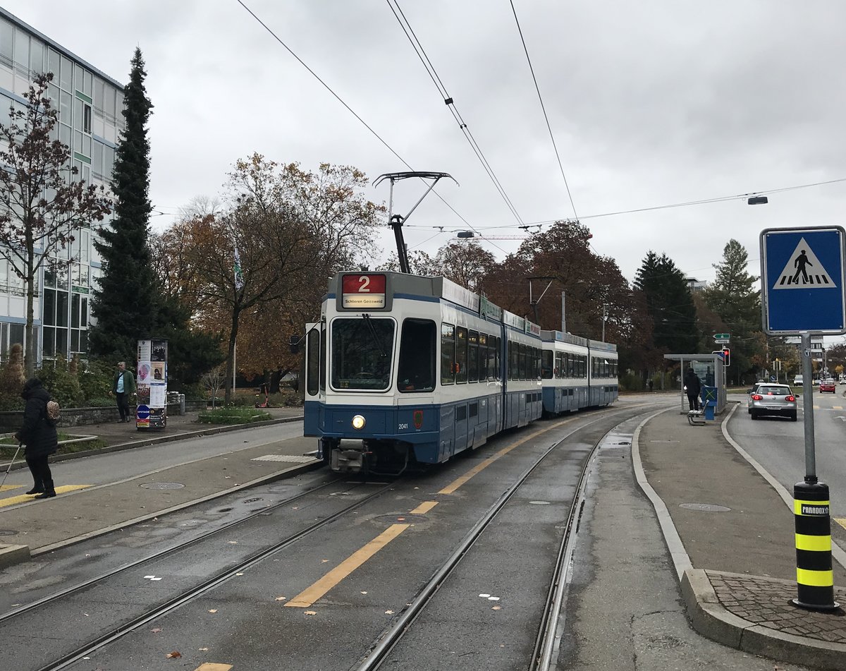 Linie 2 Nr. 2041  Hottingen  an der Haltestelle Bachmattstrasse. Datum: 4. 11. 2020
