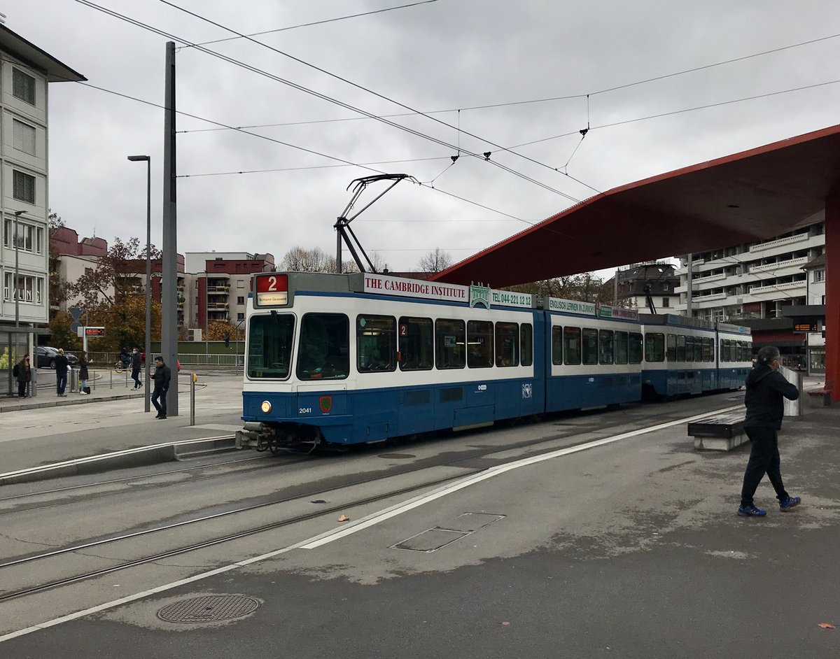 Linie 2 Nr. 2041  Hottingen  an der Haltestelle Schlieren Zentrum. Datum: 4. 11. 2020