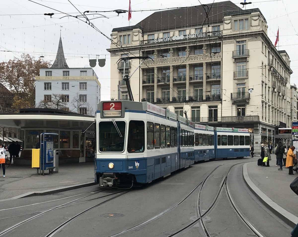 Linie 2 Wagennummer 2043  Rennweg  + 2044  Wollishofen  beim Paradeplatz. Datum: 26. 11. 2020