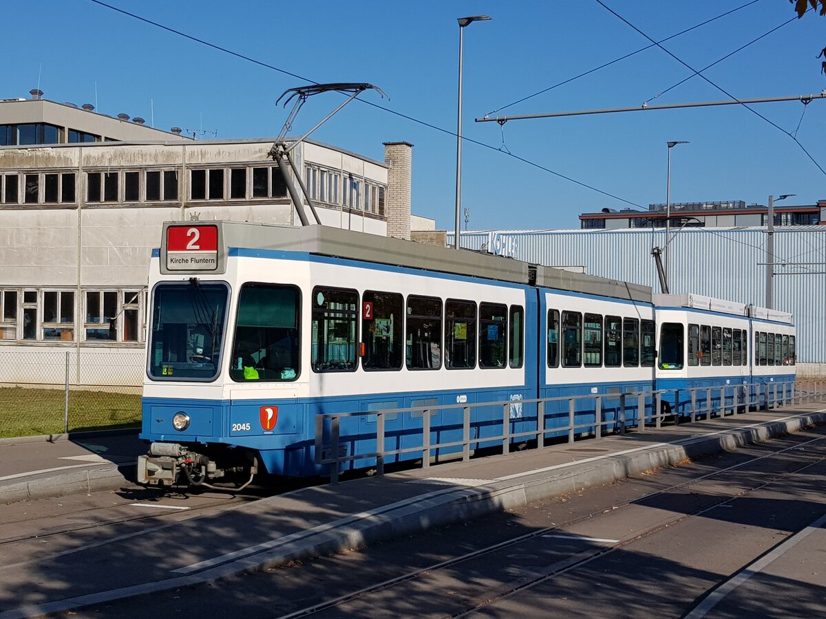 Linie 2 Wagennummer 2045  Riesbach  an der Endhaltestelle Schlieren Geissweid. Dieser Wagen fährt sehr selten auf der Linie 2. Datum: 23. 10. 2021