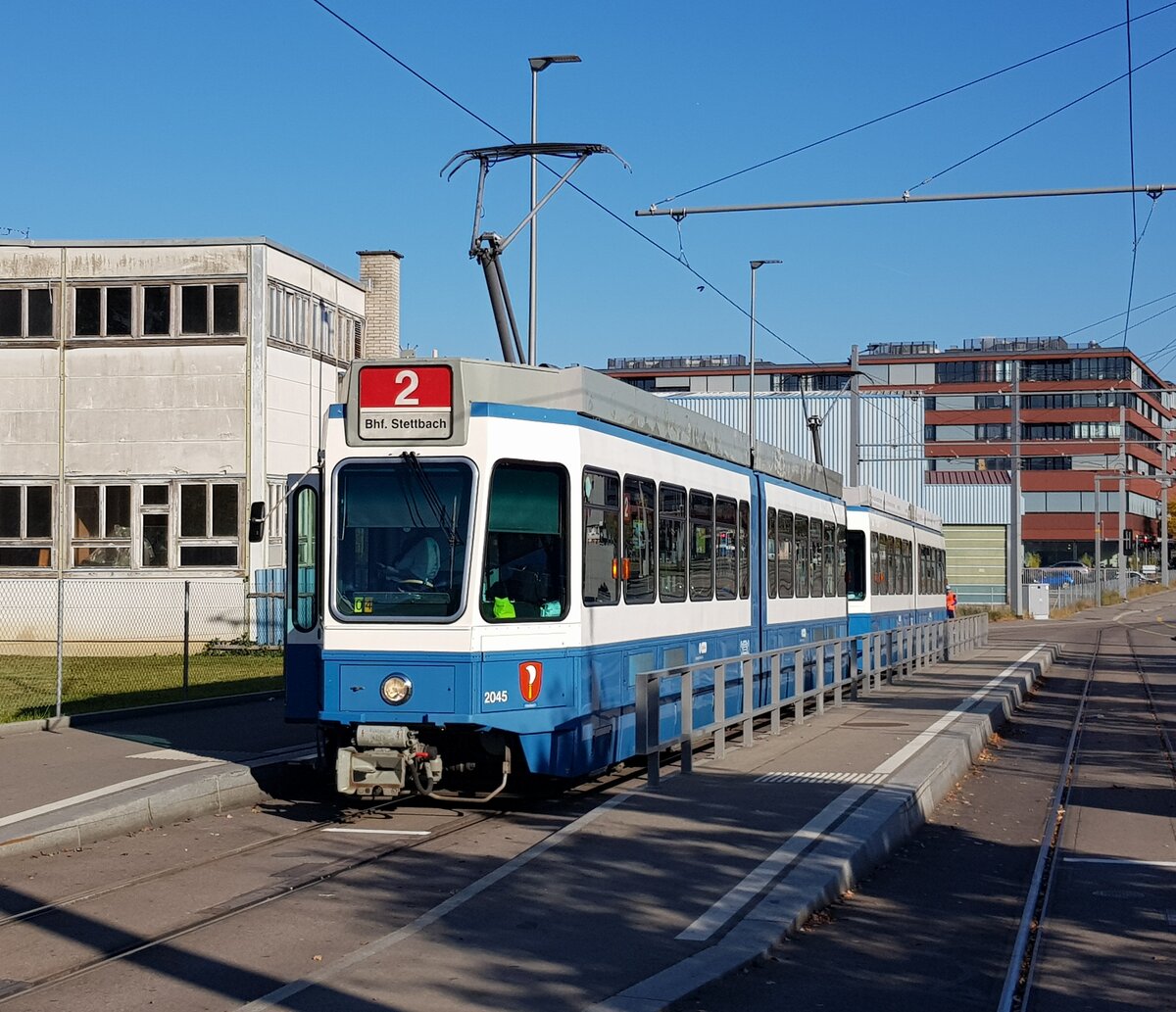 Linie 2 Wagennummer 2045  Riesbach  an der Endhaltestelle Schlieren Geissweid. Dieser Wagen fährt sehr selten auf der Linie 2. Datum: 23. 10. 2021