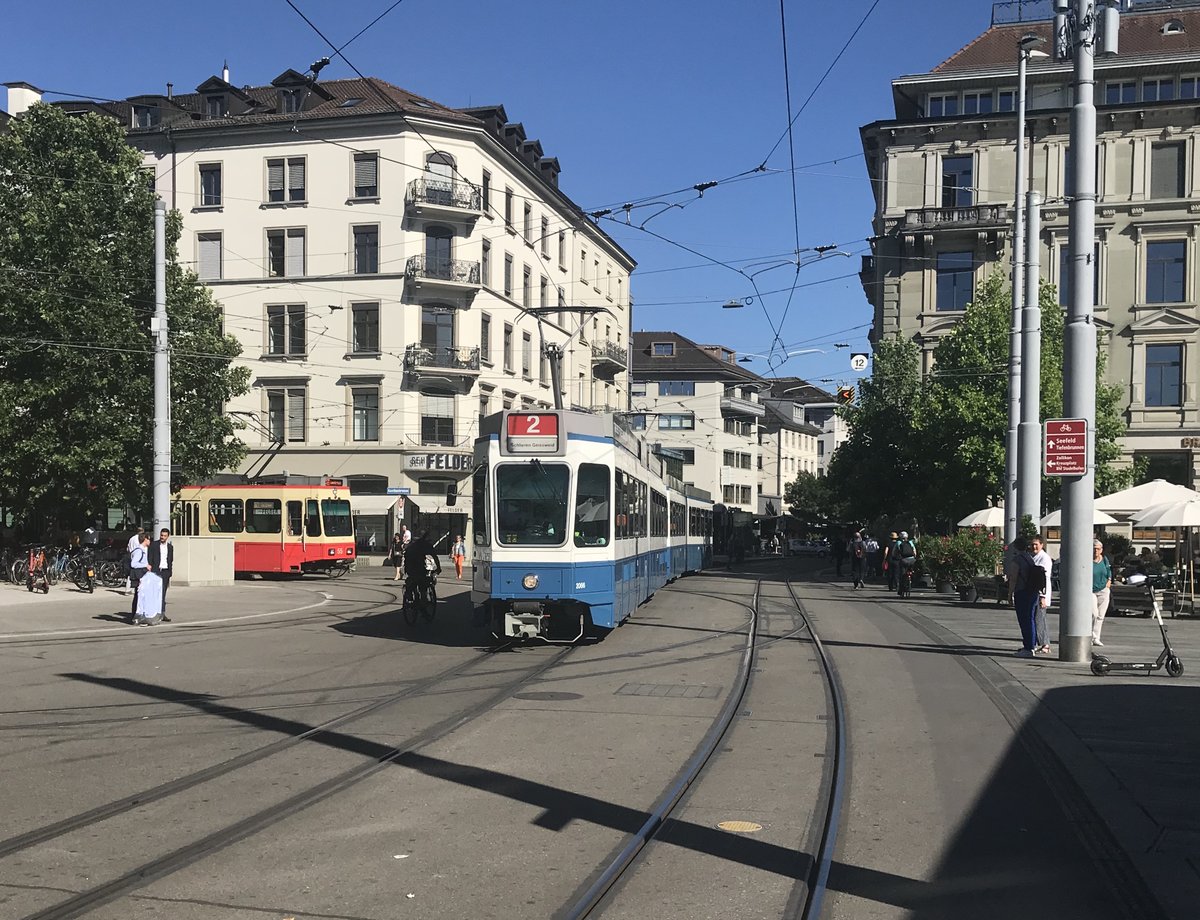 Linie 2 Wagennummer 2066 beim Opernhaus. Datum: 1. 7. 2020