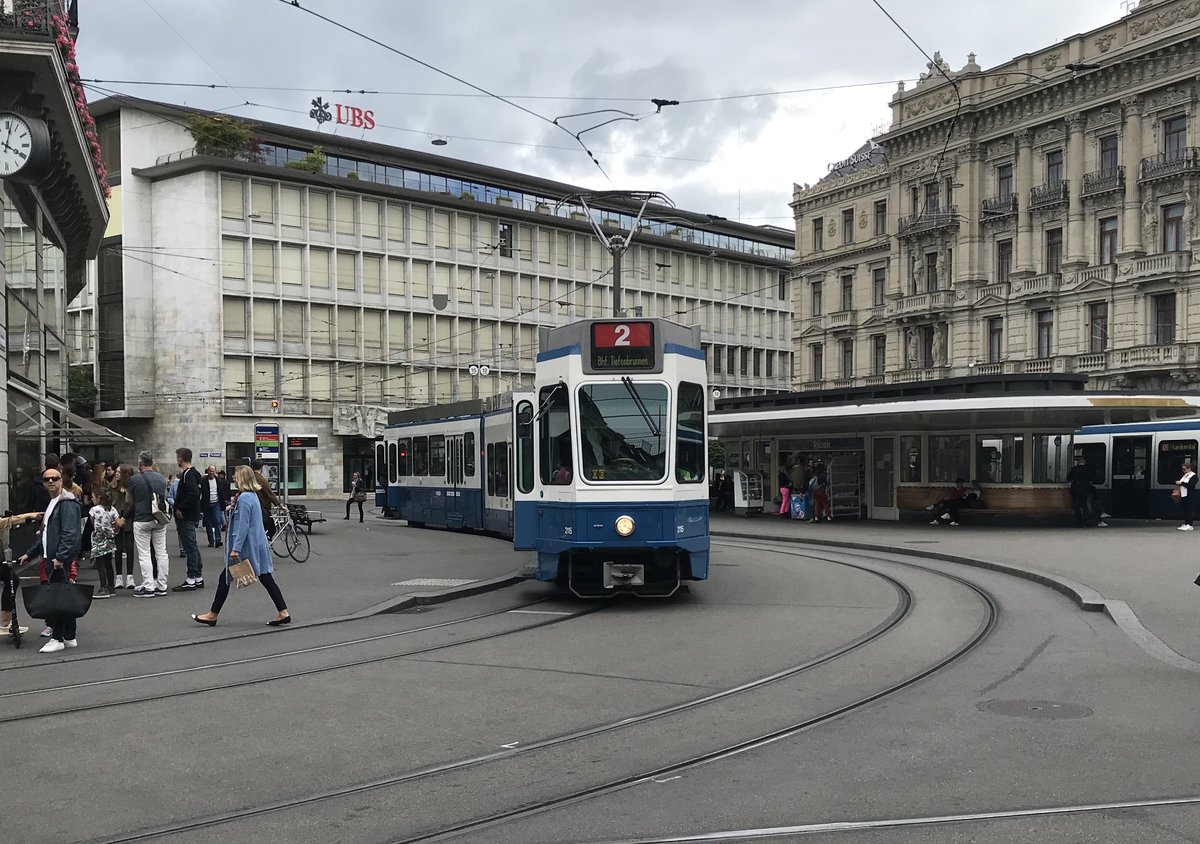 Linie 2 Wagennummer 2115 am Paradeplatz. Dass eine Sänfte auf der Linie 2 verkehrt, ist sehr selten. Datum: 6. 6. 2020