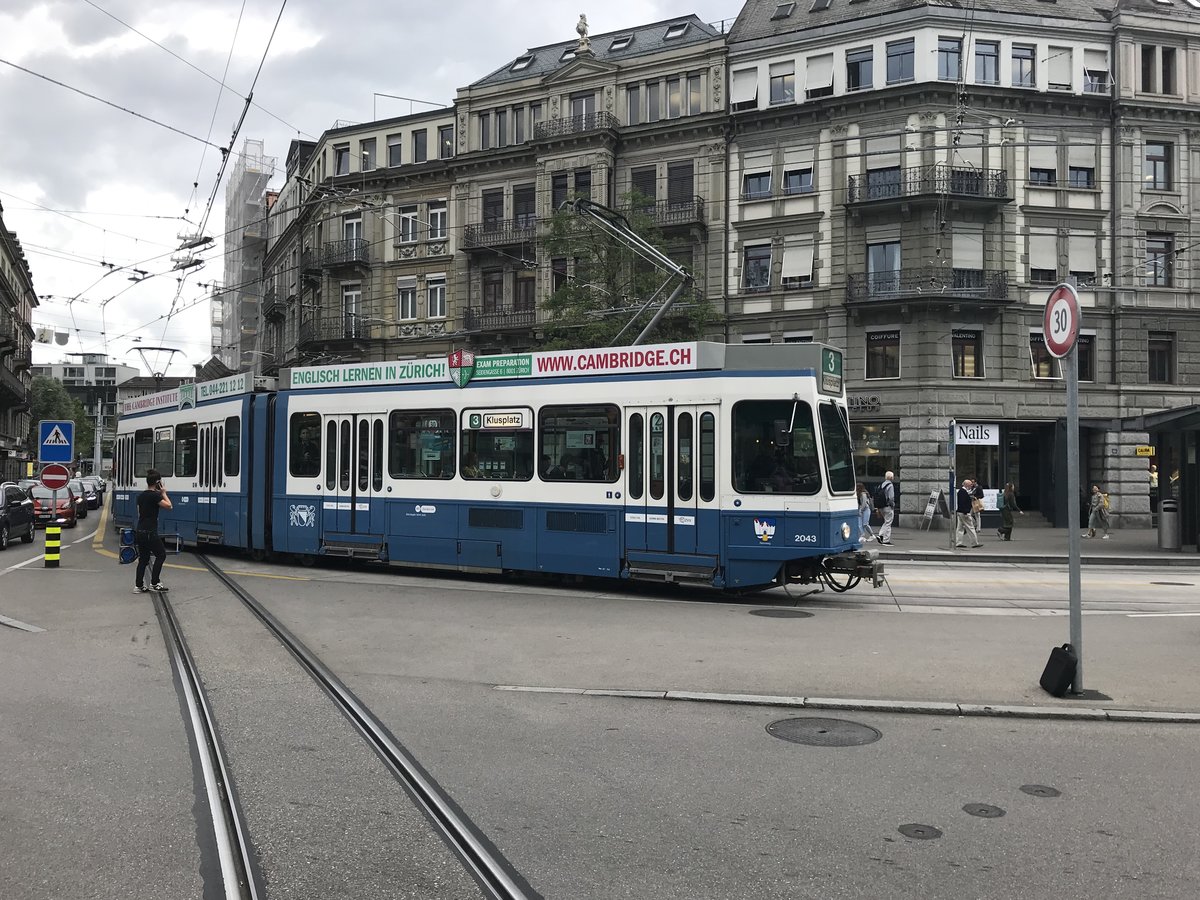 Linie 3 2043  Rennweg  am Löwenplatz. Datum: 1. 7. 2020