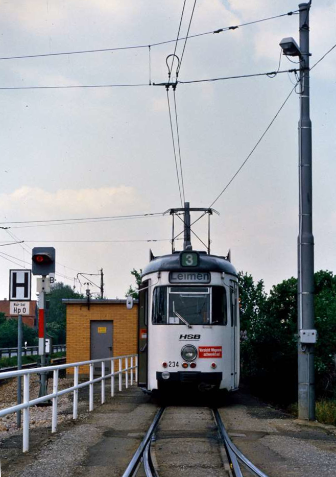 Linie 3 der Heidelberger Straßenbahn nach Leimen bei der Haltestelle Burgstraße. Der Fahrer des TW 234 legte dort eine Rast ein.
Datum: 16.05.1985