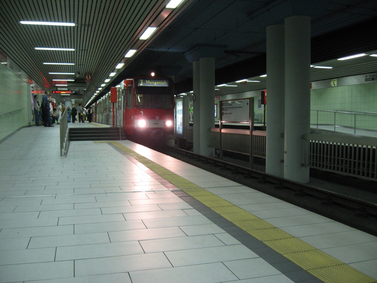 Linie 3 unterwegs mit TW 2106 und einem witeren unbekannten TW Richtung Mengenich am 5.6.07 in der Haltestelle  Friesenplatz .