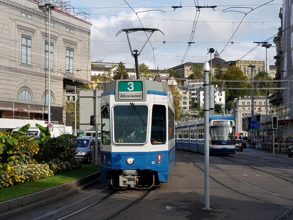 Linie 3 Wagennummer 2011  Örlikon  beim Bahnhofplatz. Datum: 4. 10. 2021