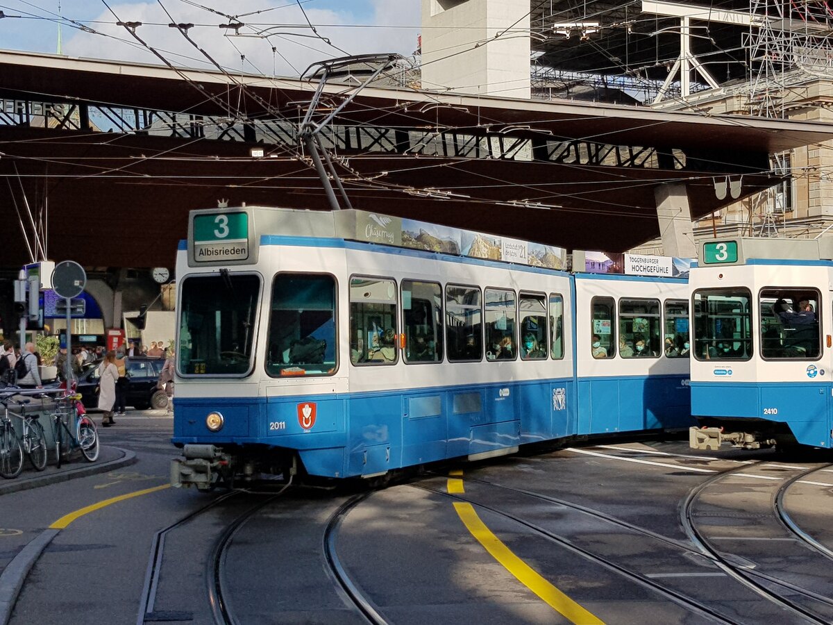 Linie 3 Wagennummer 2011  Örlikon  beim Bahnhofplatz. Datum: 4. 10. 2021