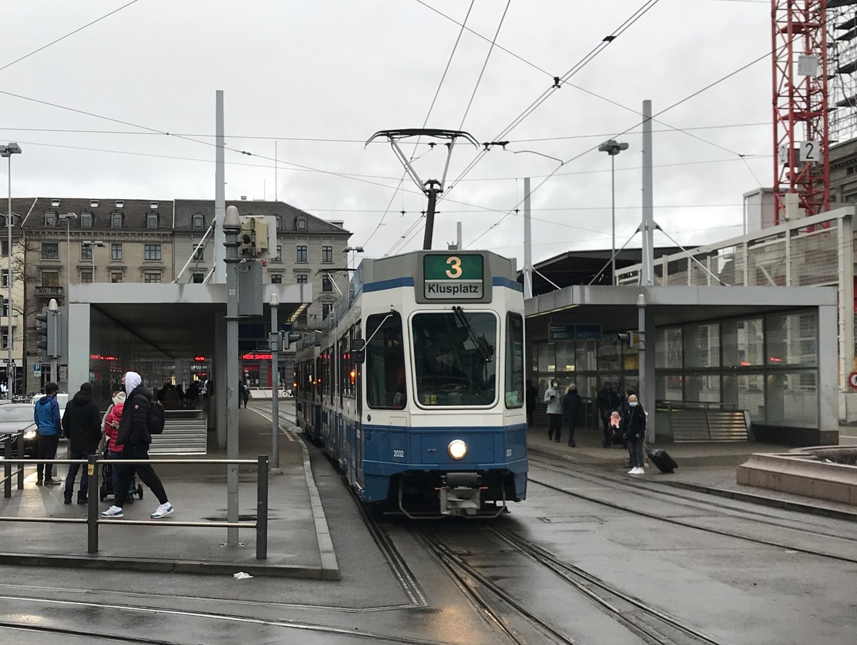 Linie 3 Wagennummer 2032 beim Bahnhofplatz. Datum: 5. 2. 2021