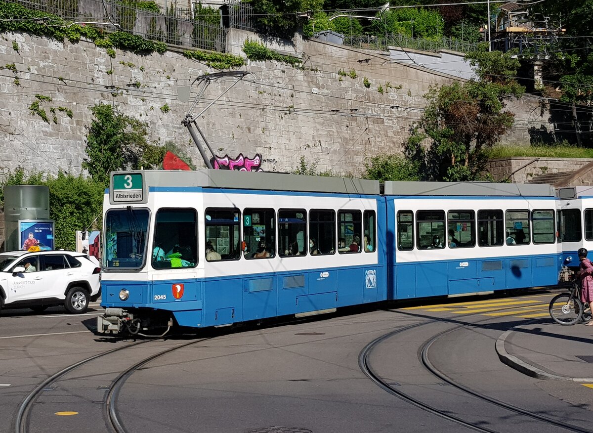 Linie 3 Wagennummer 2045  Riesbach  beim Central. Datum: 15. 6. 2021