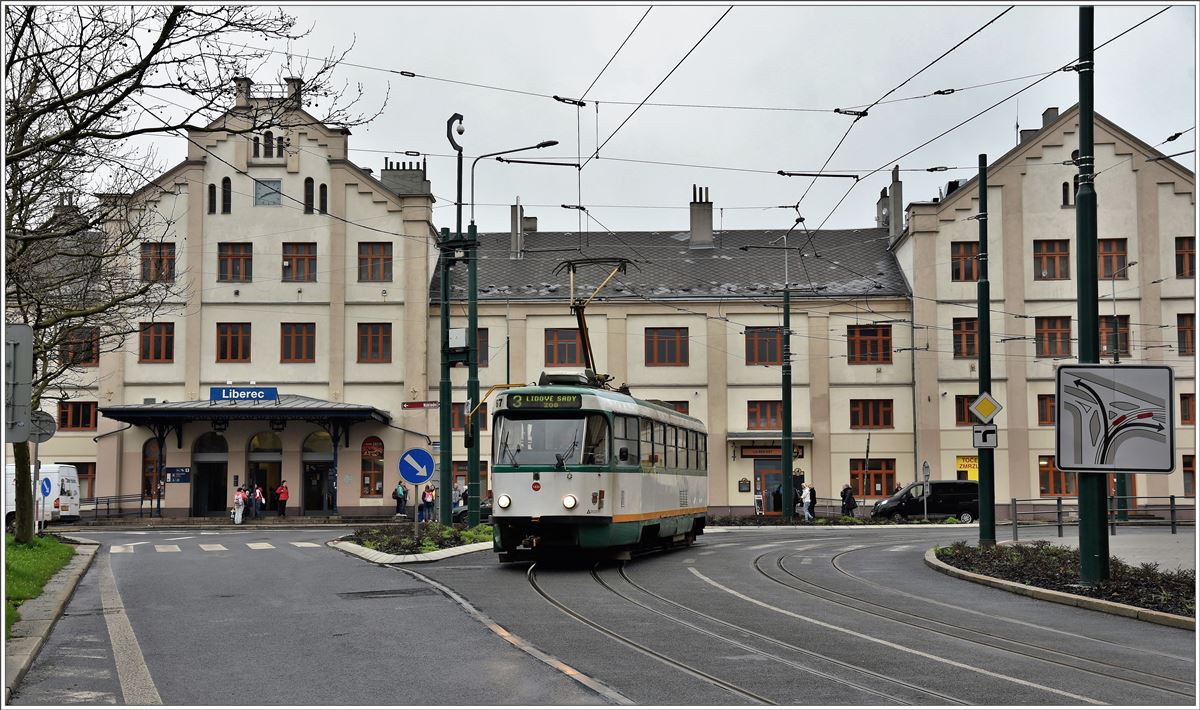 Linie 3 zum Zoo am Hauptbahnhof von Liberec. (08.04.2017)