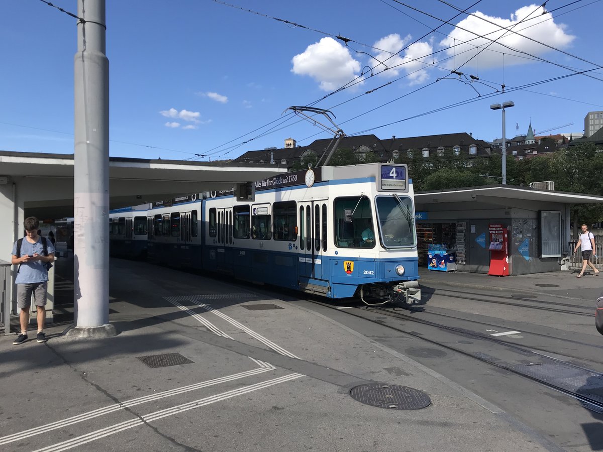 Linie 4 2042  Altstetten  am Bahnhofquai. Datum: 4. 8. 2020