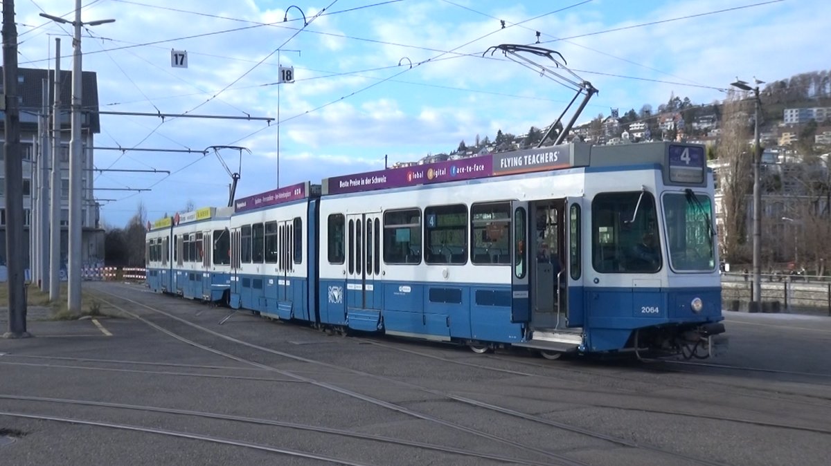 Linie 4 2064 beim Wenden über das Depot Hard. Wegen einer Demonstration in der Innenstadt verkehrte die Linie 4 nur zwischen Escher-Wyss-Platz und Bahnhof Altstetten Nord. Datum: 15. 3. 2020