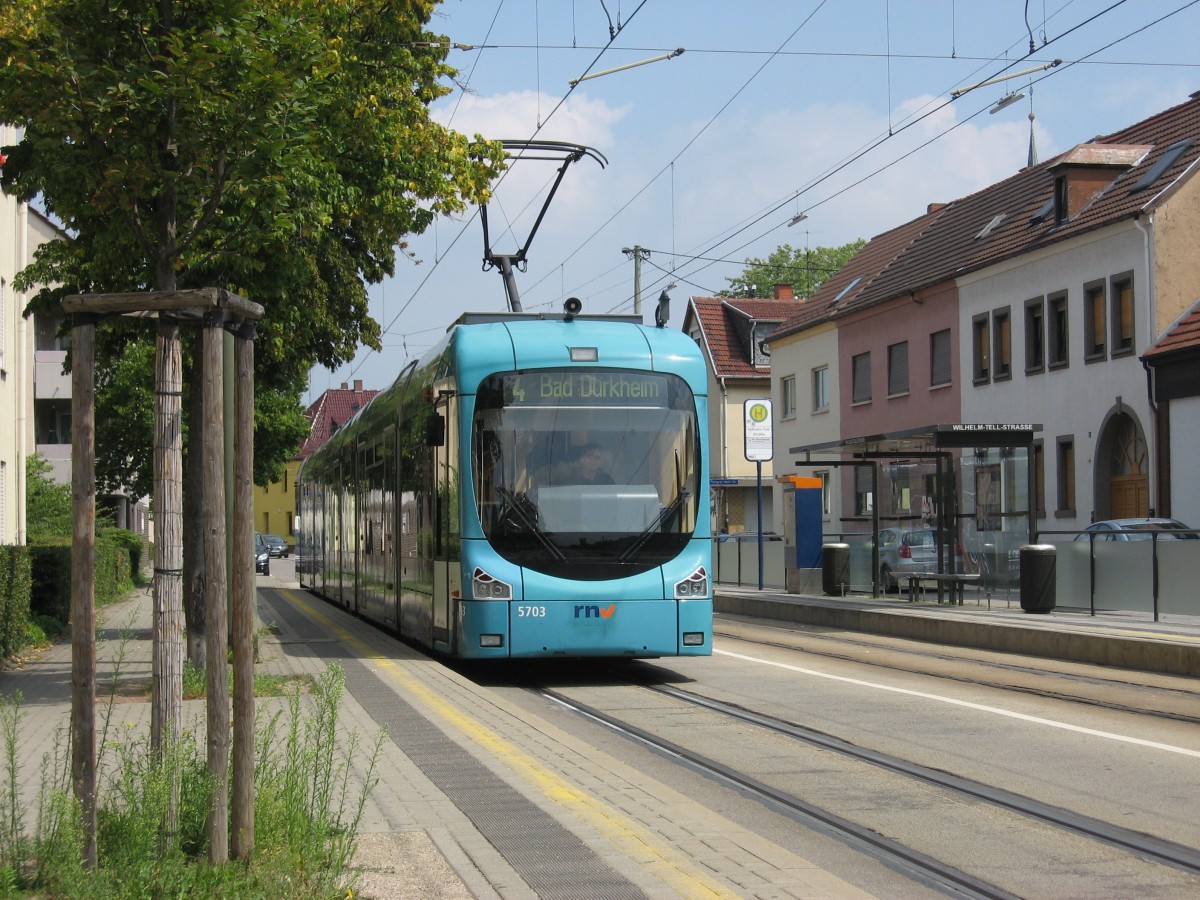 Linie 4 nach Bad Dürkheim bei der Einfahrt in die Haltestelle  Wilhelm-Tell-Straße  aufegenommen am 4.8.11