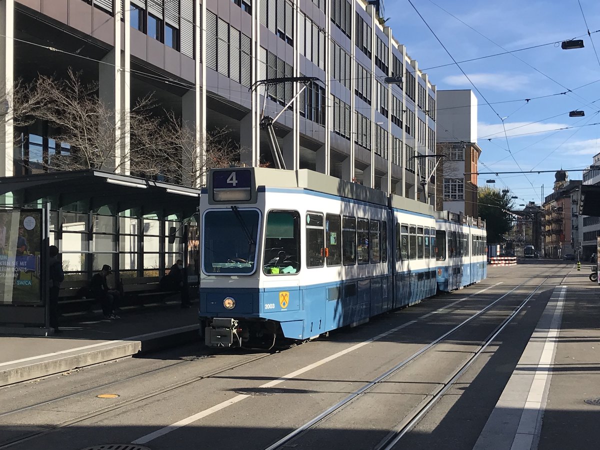 Linie 4 Nr. 2003 „Unterstrass“ am Escher-Wyss-Platz. Datum: 2. 11. 2020