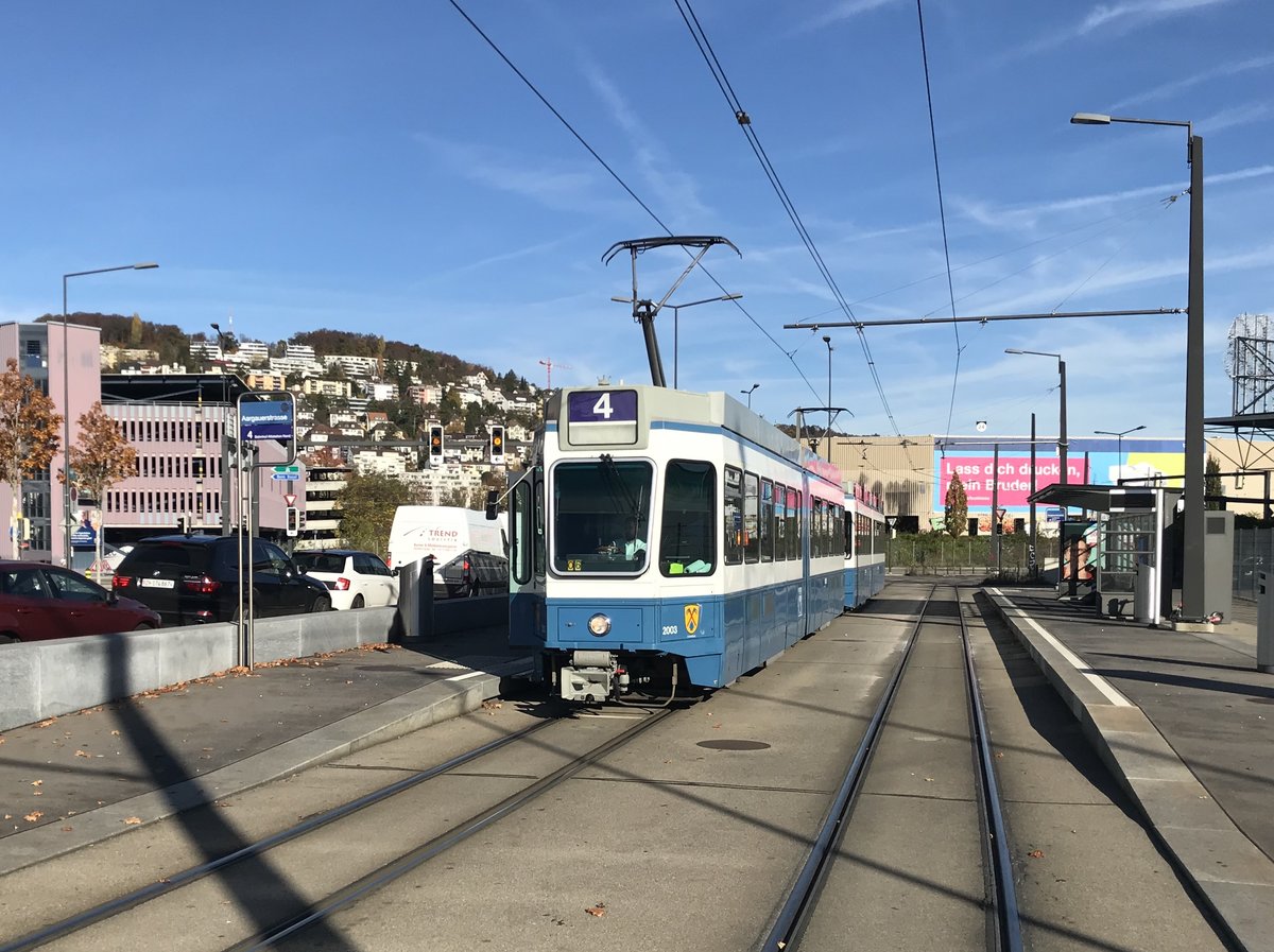 Linie 4 Nr. 2003  Unterstrass  an der Haltestelle Aargauerstrasse. Dieser Wagen fährt sehr selten auf der Linie 4. Datum: 2. 11. 2020