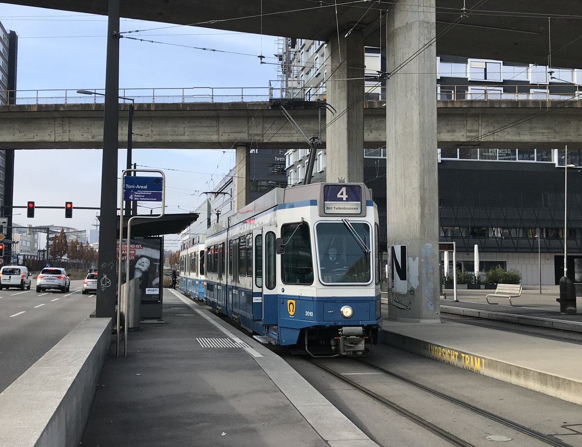 Linie 4 Nr. 2010 „Wipkingen“ an der Haltestelle Toni-Areal. Datum: 7. 11. 2020