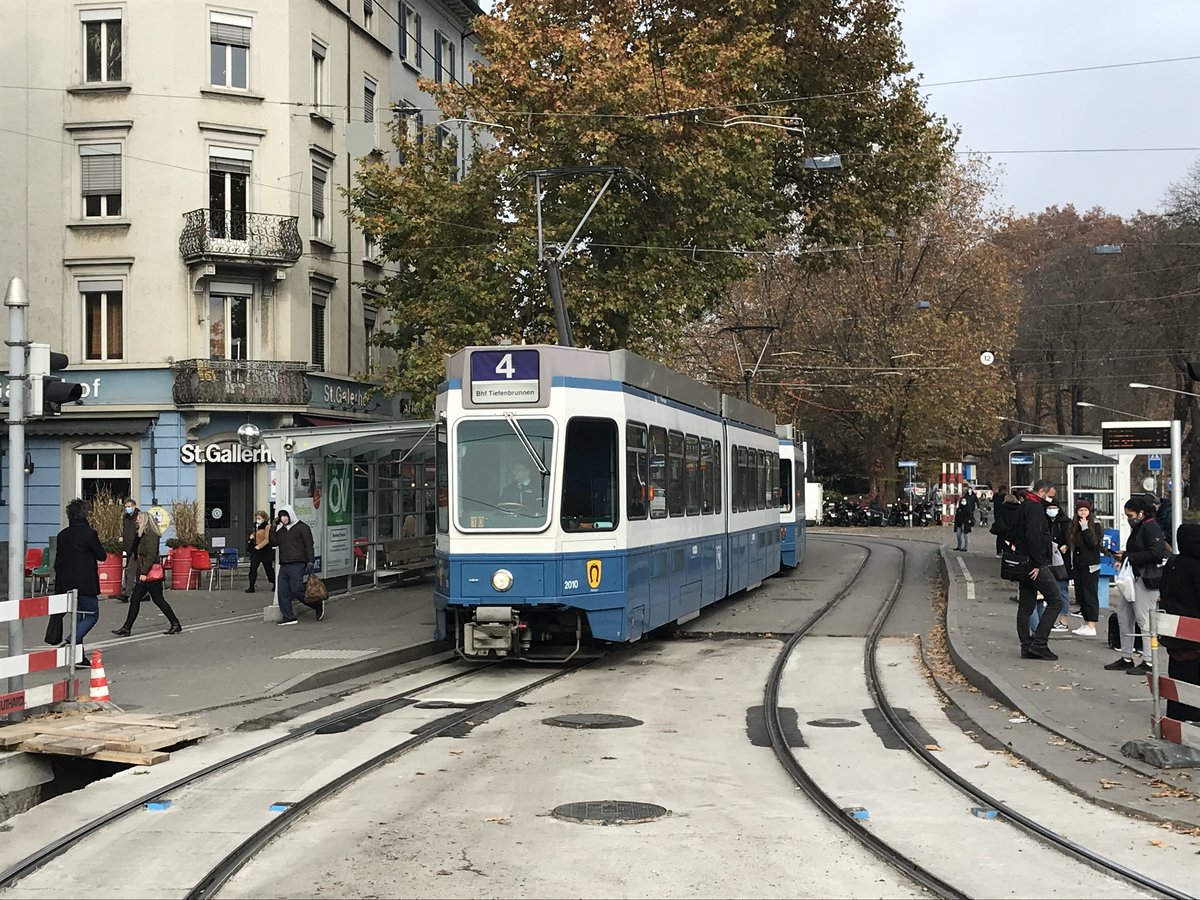 Linie 4 Nr. 2010  Wipkingen  + 2004  Höngg  beim Sihlquai. Datum: 10. 11. 2020