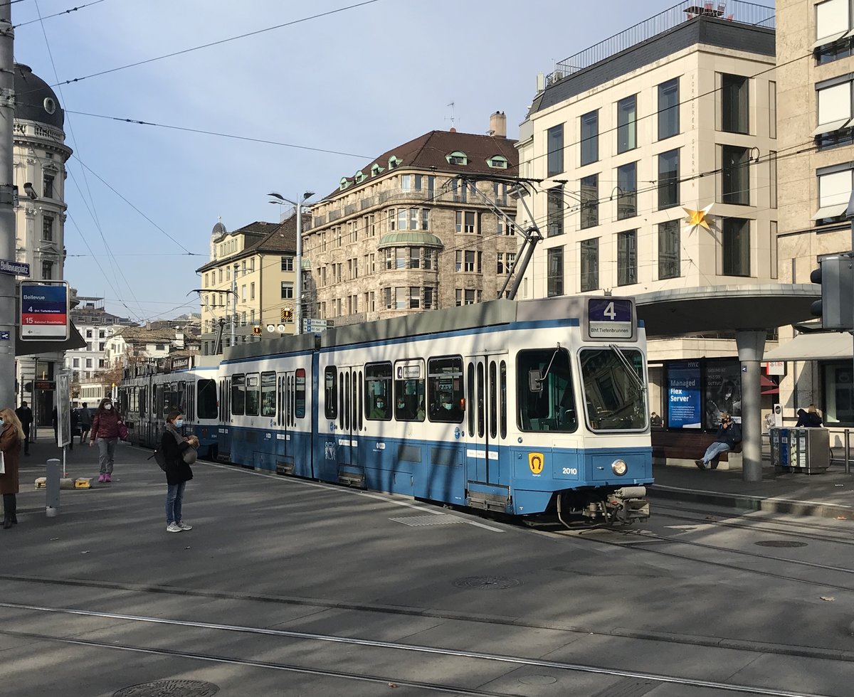 Linie 4 Nr. 2010  Wipkingen  + Nr. 2004  Höngg  beim Bellevue. Dieser Wagen fährt sehr selten auf der Linie 4. Datum: 9. 11. 2020