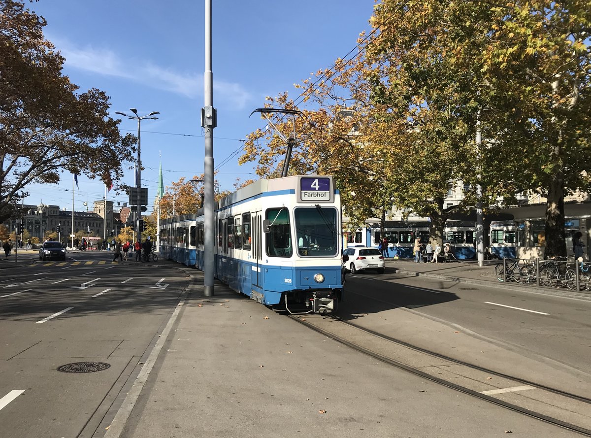 Linie 4 Nr. 2028 in der Schleife Bellevue. Wegen Gleisbauarbeiten beim Opernhaus musste die Linie 4 an diesem Wochenende bereits am Bellevue wenden. Datum: 15. 10. 2020