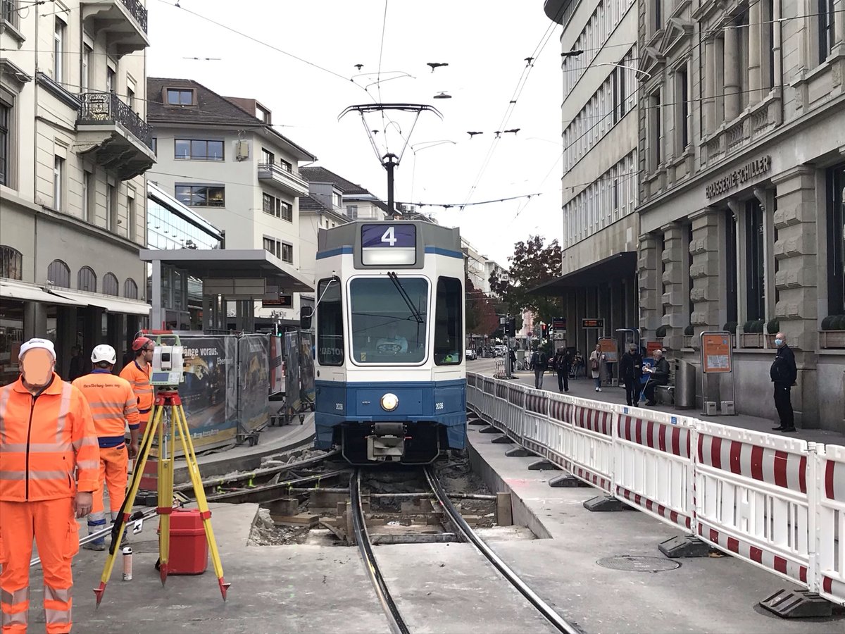 Linie 4 Nr. 2036 beim Opernhaus. Diese Haltestelle wurde vorübergehend aufgehoben wegen den Gleisbauarbeiten, die in diesem Bereich stattfinden. Datum: 22. 10. 2020