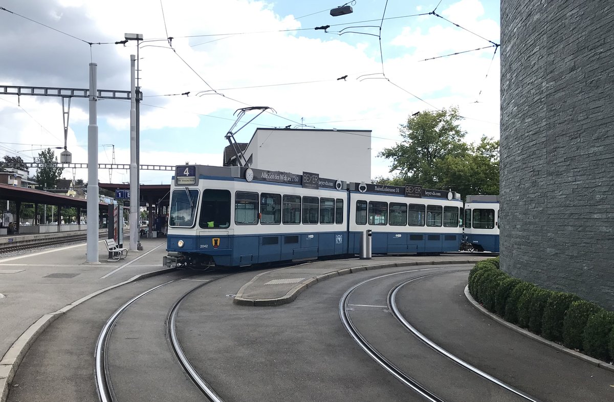 Linie 4 Nr. 2042  Altstetten  an der Endhaltestelle Bahnhof Tiefenbrunnen. Datum: 13. 6. 2020