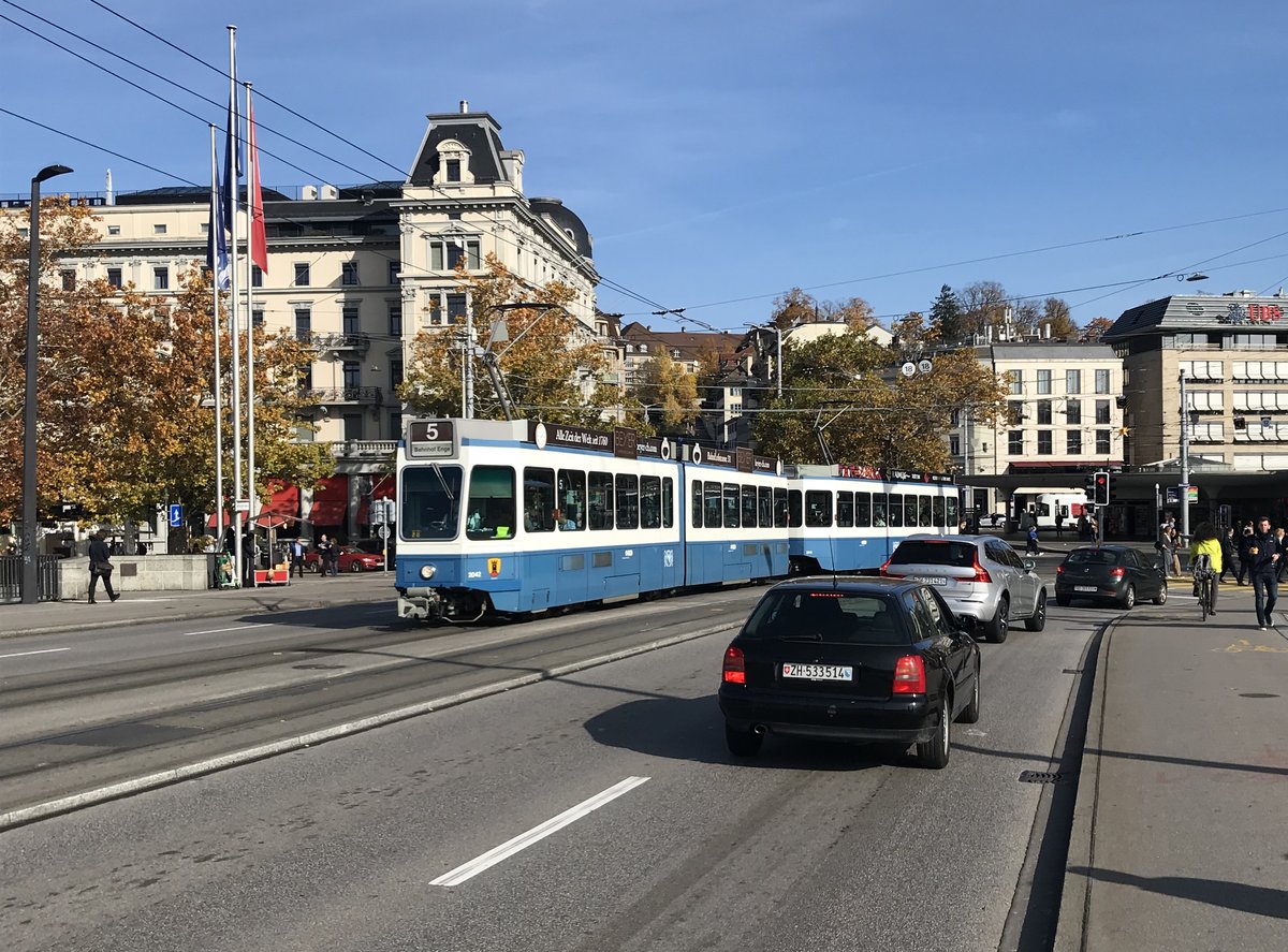 Linie 4 Nr. 2042  Altstetten  auf der Quaibrücke. Datum: 25. 10. 2020