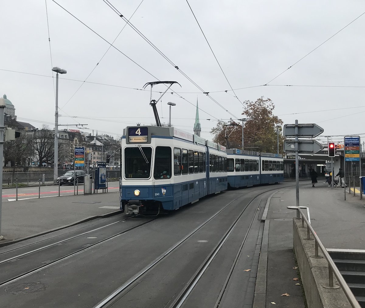 Linie 4 Nr. 2043 „Rennweg“ am Bahnhofquai. Datum: 6. 11. 2020