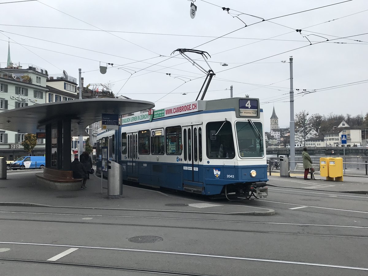 Linie 4 Nr. 2043  Rennweg  beim Central. Dieser Wagen fährt nicht oft auf der Linie 4. Datum: 7. 11. 2020