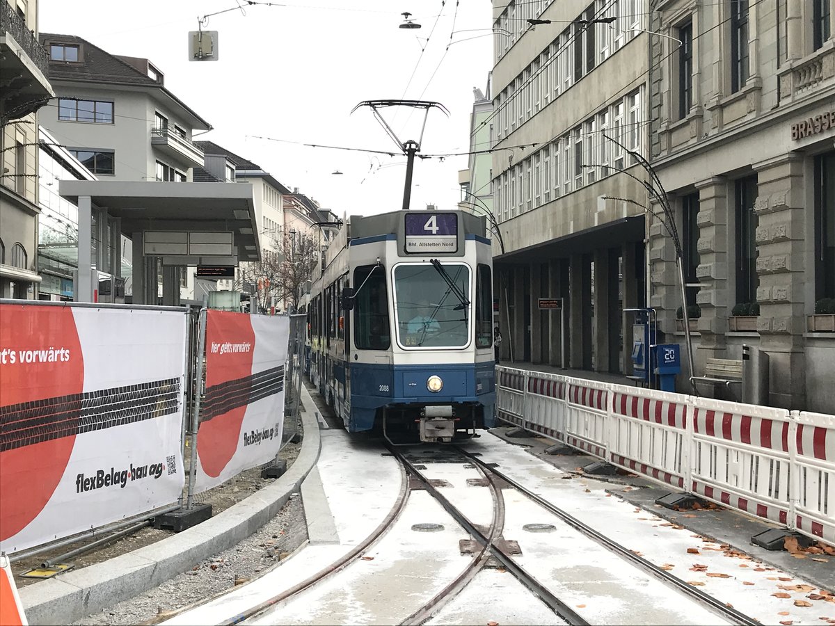 Linie 4 Nr. 2088 beim Opernhaus. Die Weiche auf dem Bild wurde neu eingebaut, nachdem die alte Weiche vermehrt zu Entgleisungen geführt hatte. Datum: 8. 11. 2020
