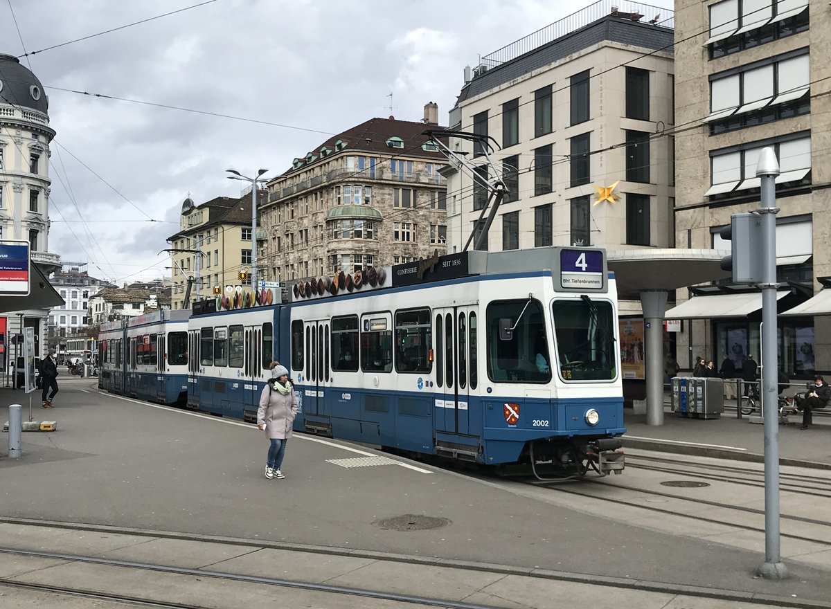 Linie 4 Wagennummer 2002  Seebach  beim Bellevue. Datum: 5. 2. 2021