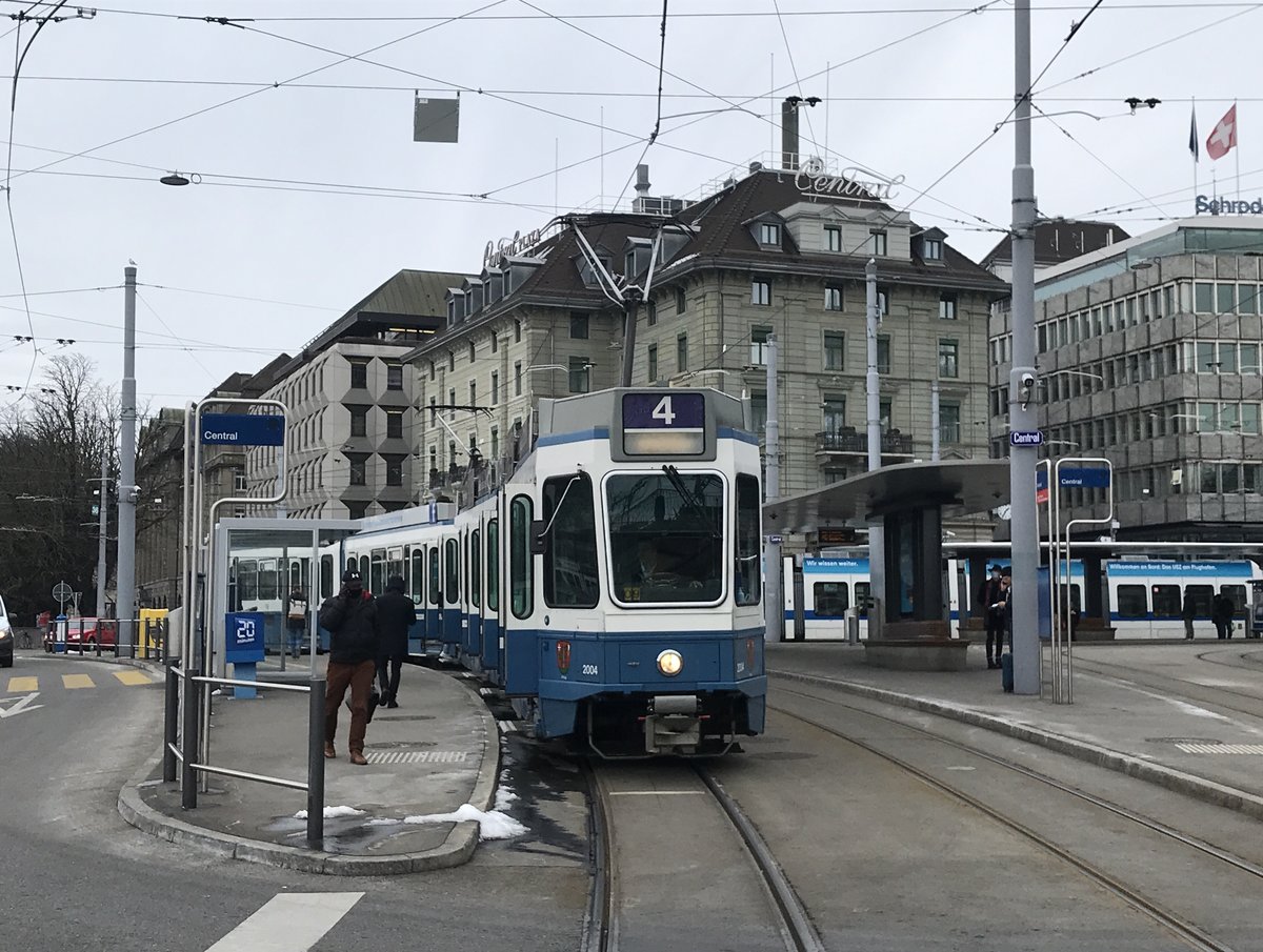 Linie 4 Wagennummer 2004 „Höngg“ beim Central. Datum: 12. 2. 2021