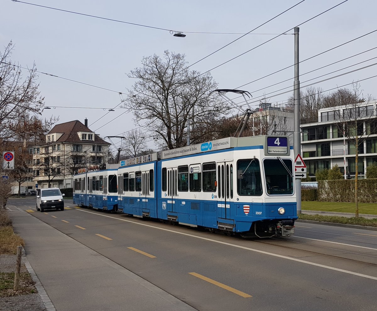 Linie 4 Wagennummer 2007  Enge  kurz vor der Endhaltestelle Bahnhof Tiefenbrunnen. Datum: 9. 3. 2021