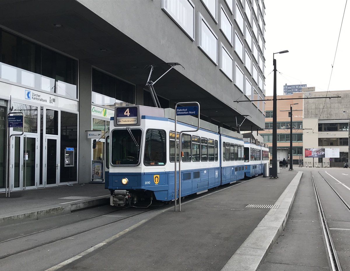 Linie 4 Wagennummer 2010  Wipkingen  an der Endhaltestelle Bahnhof Altstetten Nord. Datum: 14. 11. 2020
