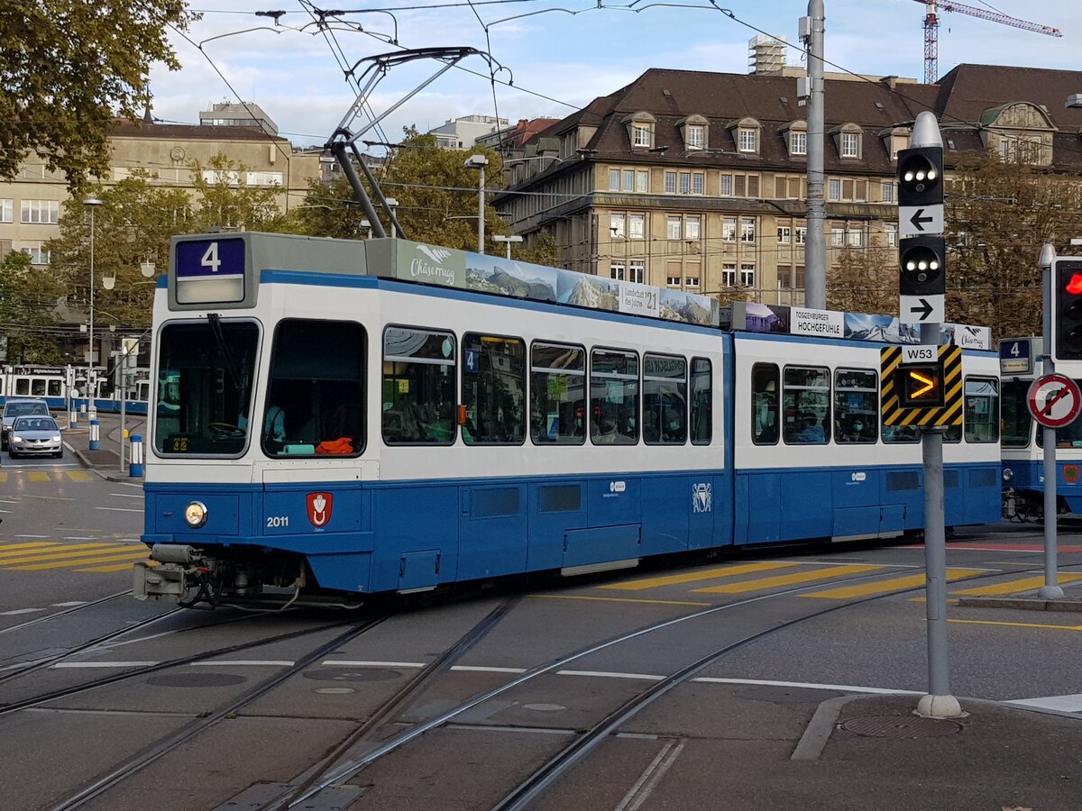 Linie 4 Wagennummer 2011  Örlikon  beim Bahnhofquai. Datum: 15. 10. 2021