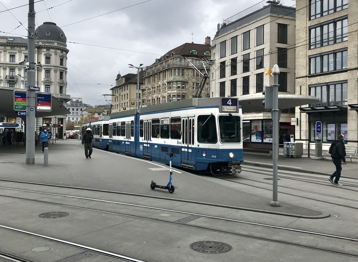 Linie 4 Wagennummer 2012 „Wiedikon“ am Bellevue. Dass dieser Wagen auf der Linie 4 fährt, ist sehr selten. Datum: 12. 10. 2020