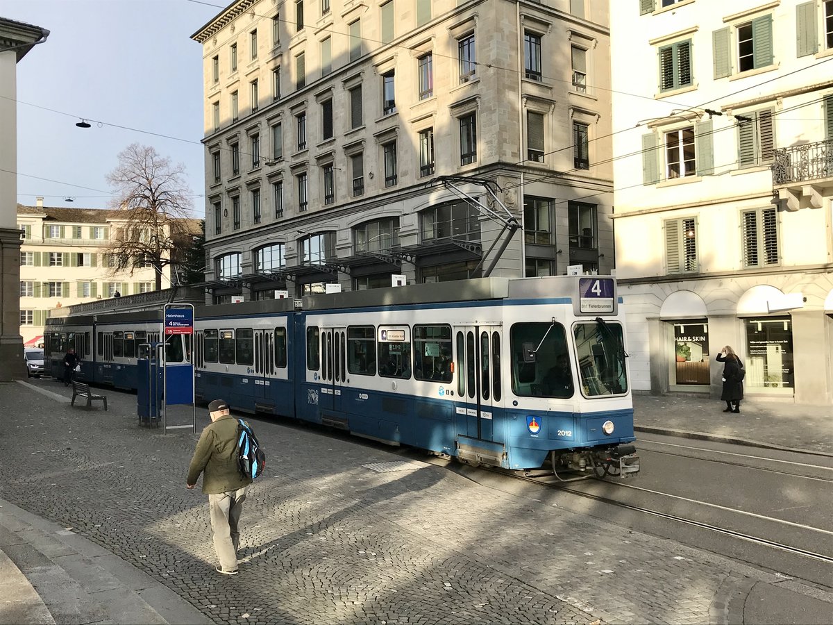 Linie 4 Wagennummer 2012  Wiedikon  an der Haltestelle Helmhaus. Datum: 17. 11. 2020
