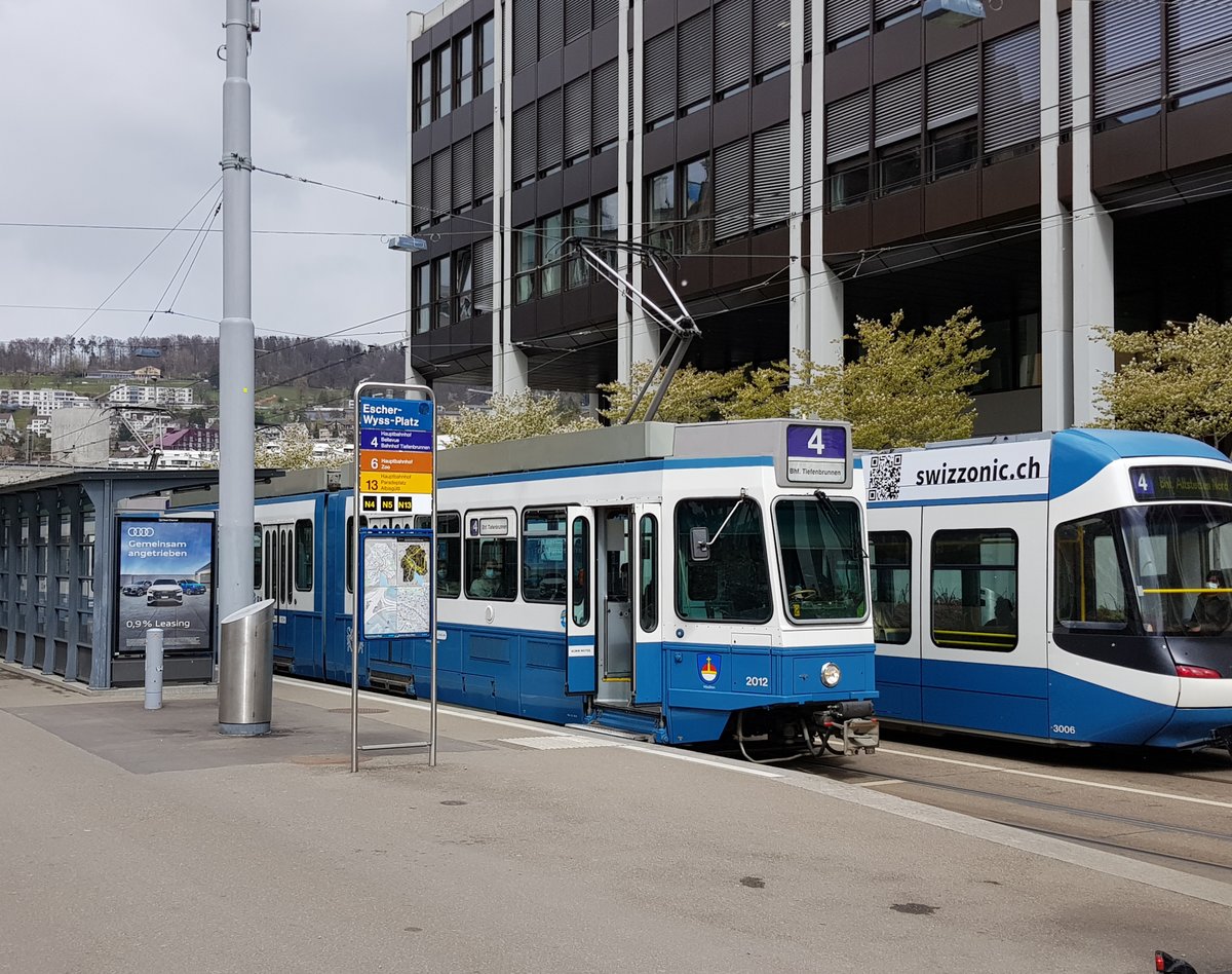 Linie 4 Wagennummer 2012  Wiedikon  beim Escher-Wyss-Platz. Datum: 1. 4. 2021